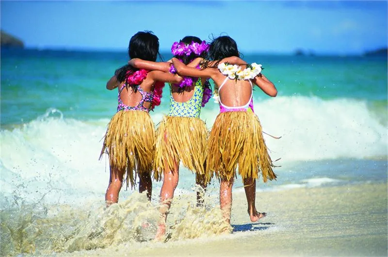 Hawajskie dziewczynki uczą się sztuki tańca hula w szkołach zwanych hālau © HAWAIIPOLONIATOURSLLC