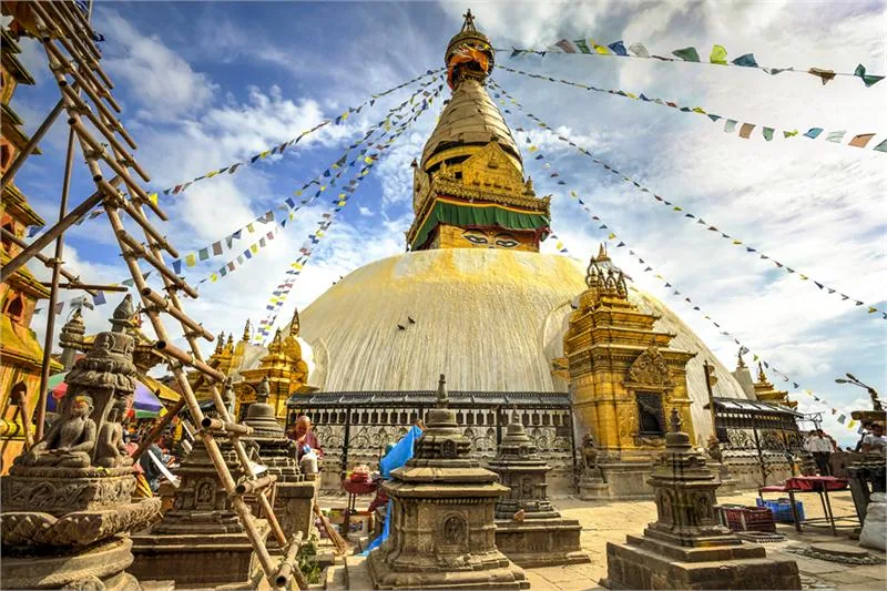 Swayambhunath na wzgórzu w Kotlinie Katmandu © ISTOCK.COM/ADRIANCATALINLAZAR