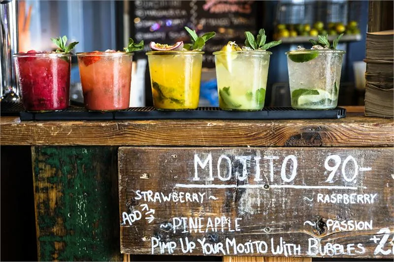 Popularny drink mojito nierzadko oferuje się w kubańskich barach w rozmaitych wersjach smakowych © IstOcK.cOm/ERIchfEnD
