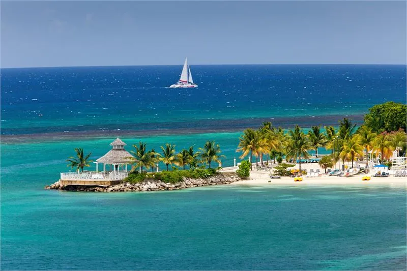 Rajskie wybrzeże w okolicy kurortu ocho Rios © ISTOCK.COM/FALLBROOK