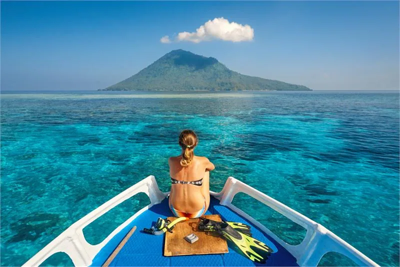 Rejs po morzu Celebes w pobliżu północno-wschodniego wybrzeża Sulawesi, widok na wysepkę Manado Tua © ISTOCK.COM/SOFT_LIGHT