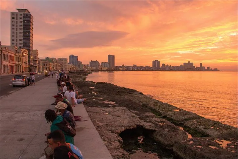 Bulwar malecón, zachód słońca nad zatoką hawana © IstOcK.cOm/mARcOROf