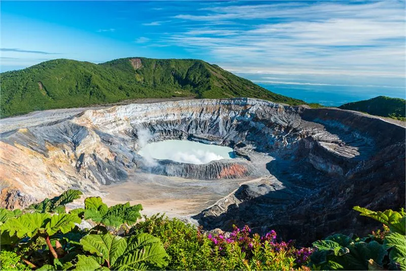 Laguna Caliente, jezioro w kraterze wulkanu Poás © ISTOCK.COM/SIMONDANNHAUER