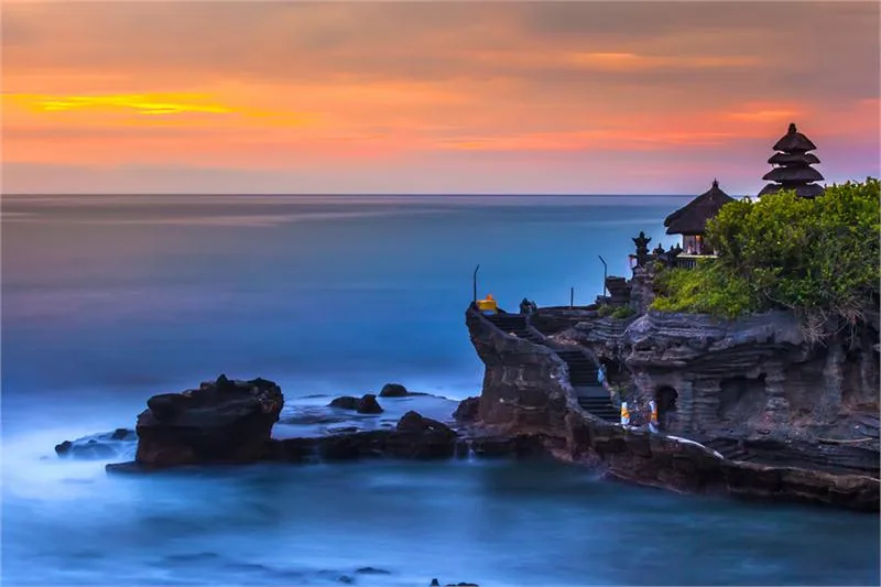 Pocztówkowa świątynia Tanah Lot na skale na Bali © ISTOCK.COM/VALERYBOCMAN