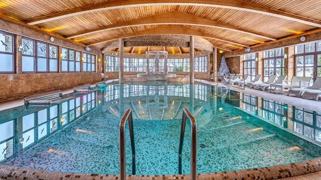 https://u.profitroom.pl/2019-manorhouse-pl/thumb/0x900/uploads/Basen/ManorHouse_Basen_POI_0007Panorama.jpg