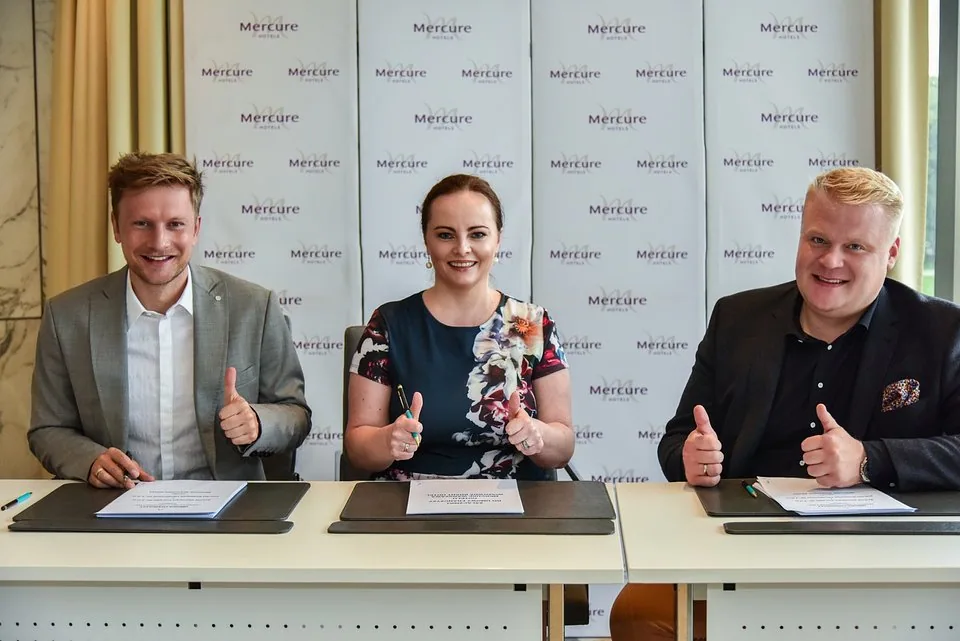 Od lewej: aktor Jakub Wesołowski, Sylwia Maśluk VP talent & culture Eastern Europe Accor, Sebastian Jóźwiak prezes zarządu Polish Business Promotion