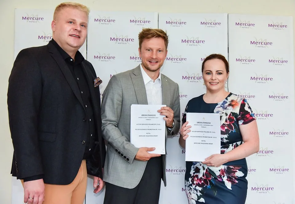 Od lewej: Sebastian Jóźwiak prezes zarządu Polish Business Promotion, aktor Jakub Wesołowski, Sylwia Maśluk VP talent & culture Eastern Europe Accor
