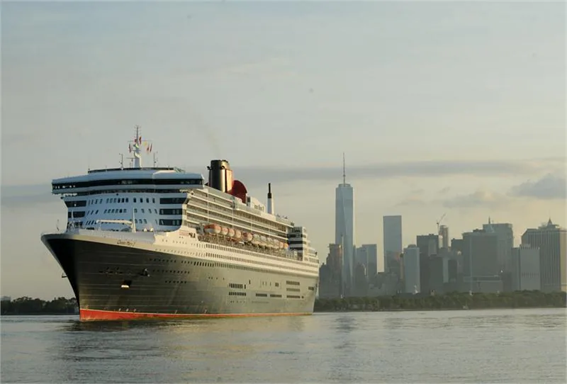 RMS Queen Mary 2 niedaleko portu w Nowym Jorku