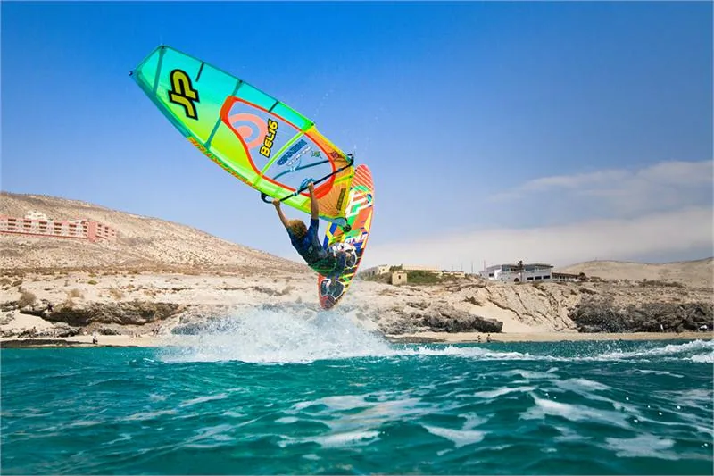 Windsurfer trenujący akrobacje na falach w okolicy plaży Sotavento