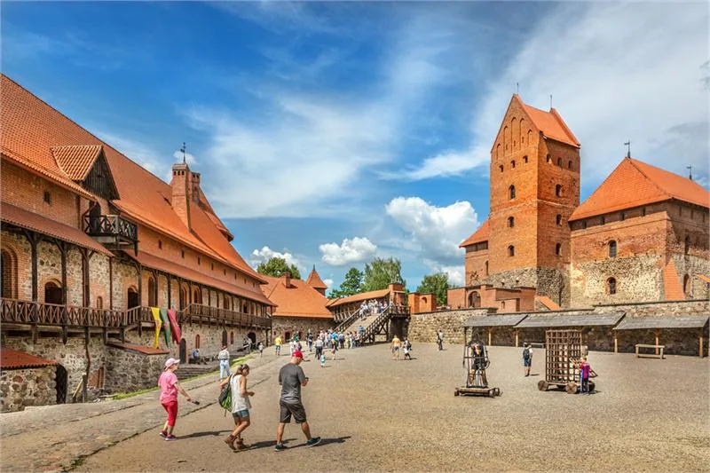 Dziedziniec zewnętrzny z rezydencją księcia, troki