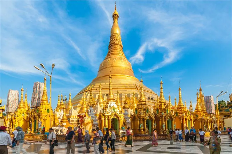 Stupa Szwedagon odbijająca promienie słońca