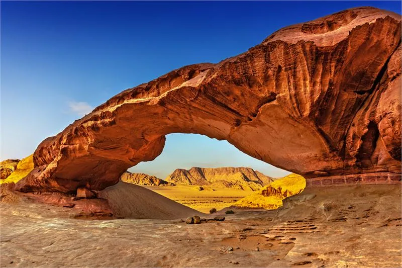 Mały Most w Khor al Ajram – jeden z łuków skalnych, jakie zobaczyć można na terenie Wadi rum