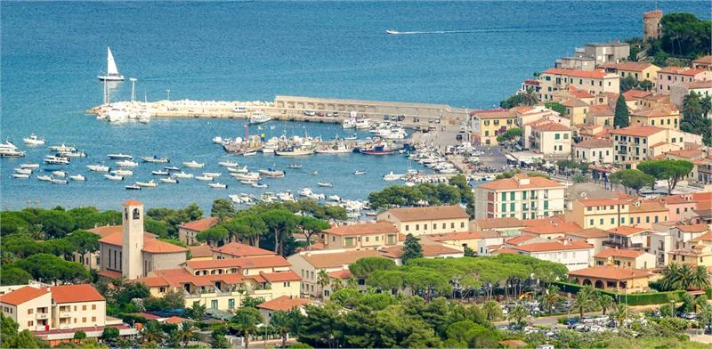 Okolica portu w urzekającej Marinie di Campo