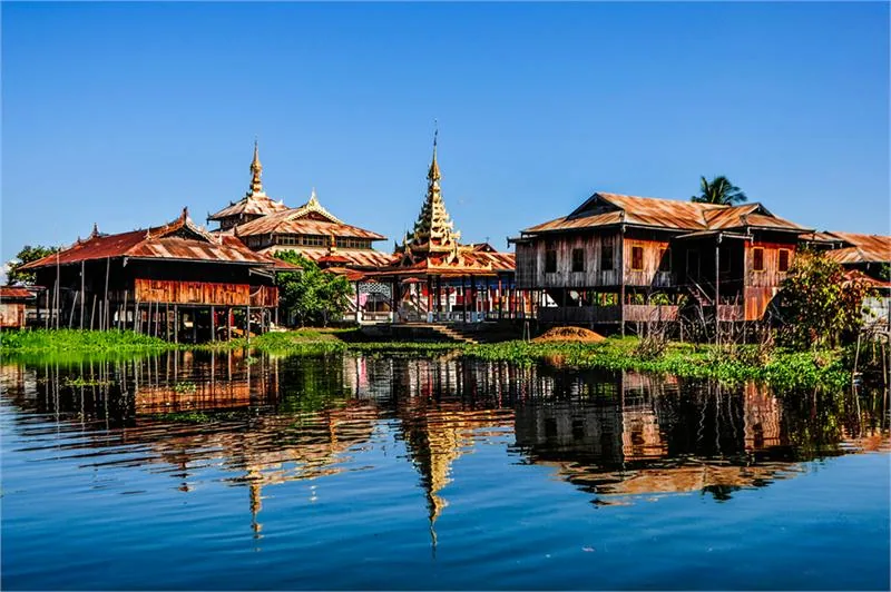 Wioska wzniesiona na palach na jeziorze Inle