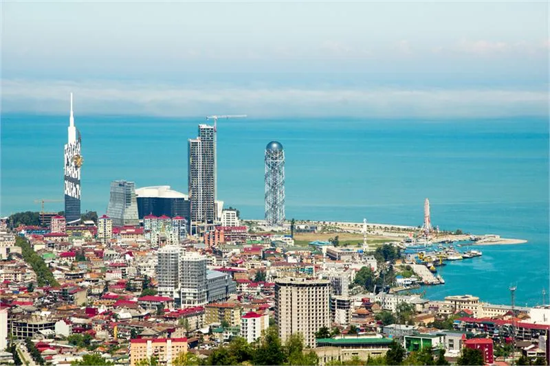 Panorama wciąż się rozbudowującego i unowocześniającego blisko 170-tysięcznego kurortu Batumi