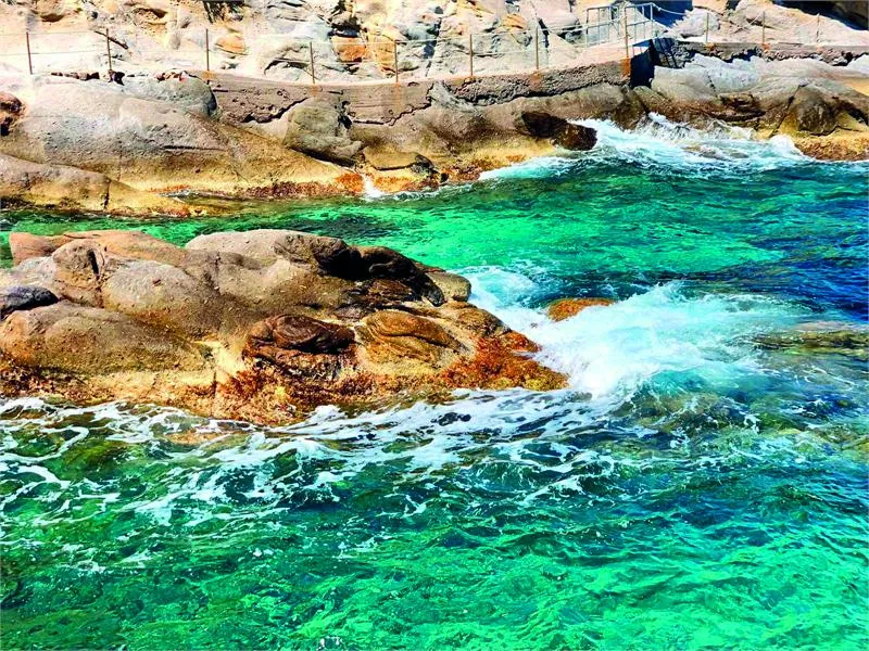 Capo Sant’andrea z gładkimi granitowymi skałami nazywanymi Cote Piane