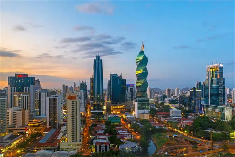Poskręcany drapacz chmur F&F Tower, tzw. El Tornillo, czyli Wkręt, przy Calle 50 (Ciudad de Panamá)