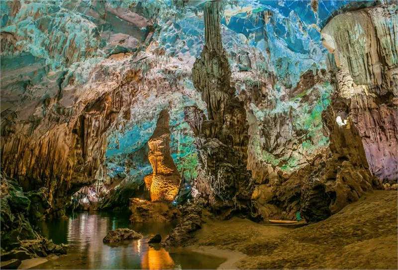 Jaskinia Phong Nha o długości 7729 m, z których można zwiedzać jedynie 1,5kilometrowy odcinek