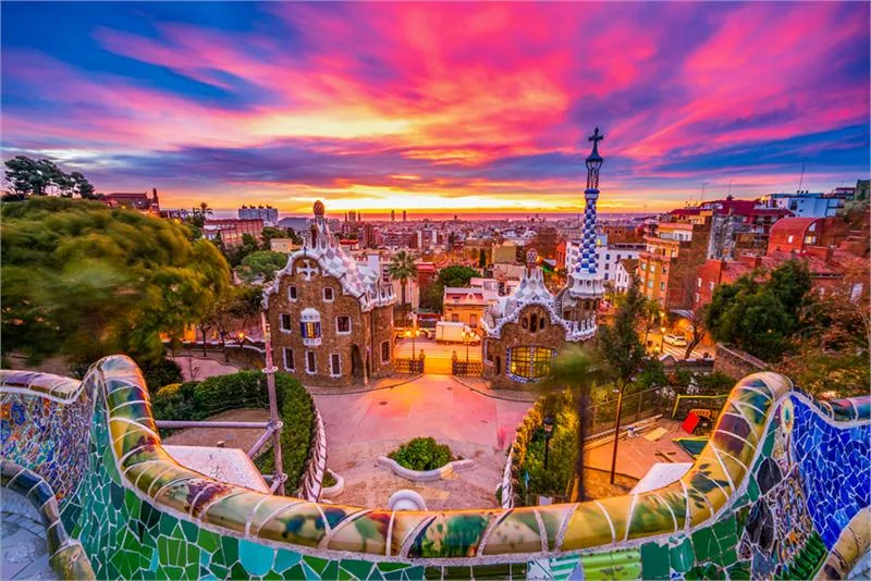 Park Güell zaprojektował architekt Antoni Gaudí