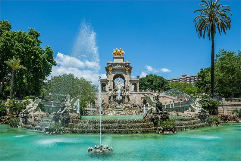 Barceloński Parc de la Ciutadella z monumentalną fontanną, której projekt wykonał Josep Fontserè i Mestre