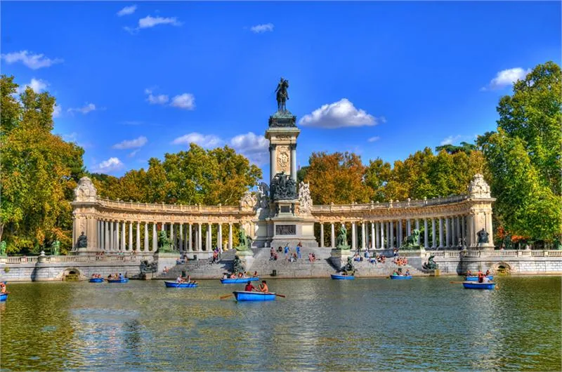 Duży sztuczny staw z górującym nad nim pomnikiem króla Hiszpanii Alfonsa XII w stołecznym Parque del Retiro