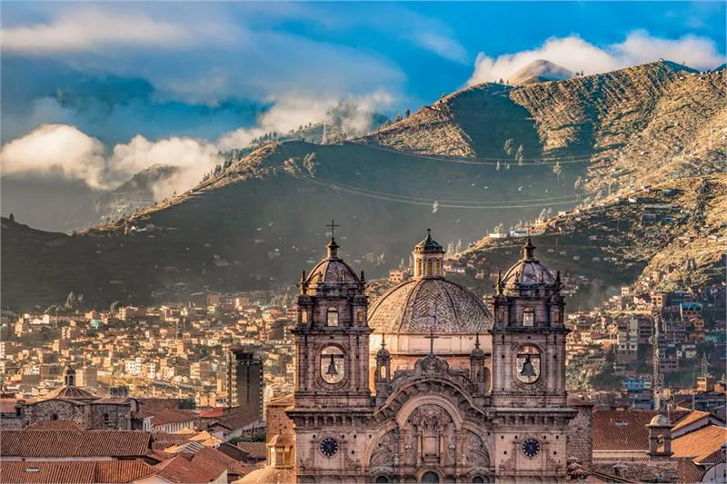 Cusco, co zostało zapisane w Konstytucji Politycznej Peru z 1993 r., jest historyczną stolicą kraju