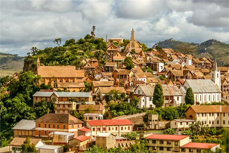 Fianarantsoa – na wzgórzu Tsianolondroa wznosi się tzw. Ville Coloniale z budowlami w stylu kolonialnym