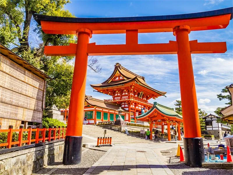 Fushimi Inari-taisha w Kioto – do tego słynnego chramu prowadzą tysiące czerwonych bram tori