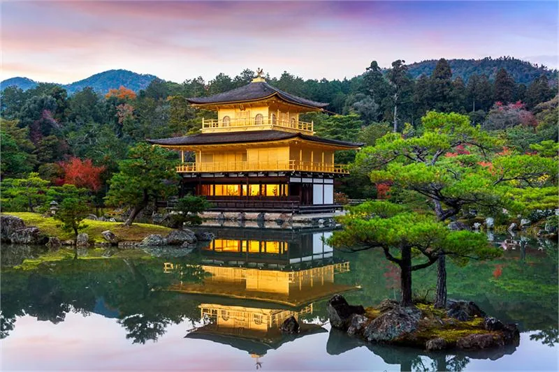 Świątynia Złotego Pawilonu (Kinkaku-ji), której ściany zewnętrzne pokryto płatkami złota w 1987 r.