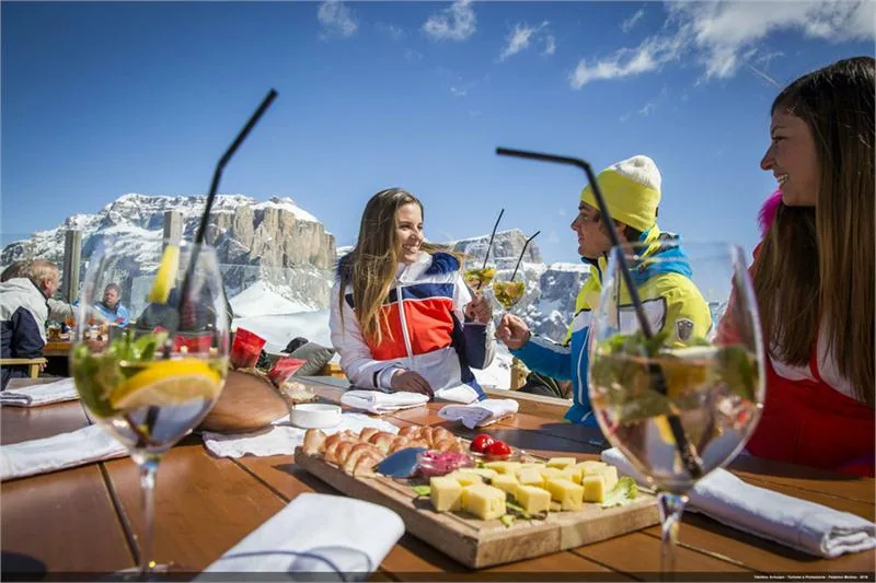 Aperitivo (aperitif) to wspaniały włoski zwyczaj, z którym spotkamy się podczas pobytu w Val di Fassa