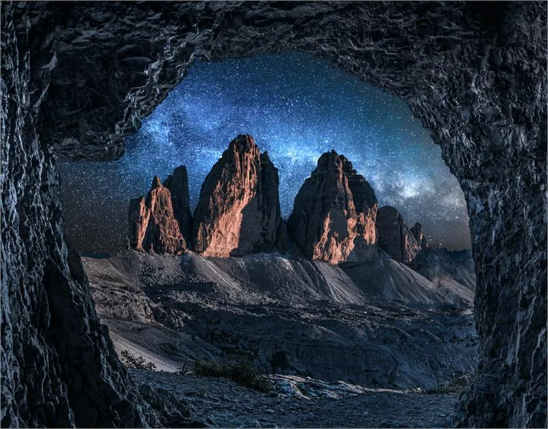 Tre Cime (Drei Zinnen), jedna z wizytówek Dolomitów, trzy samotne i dumnie wznoszące się ku niebu wieże