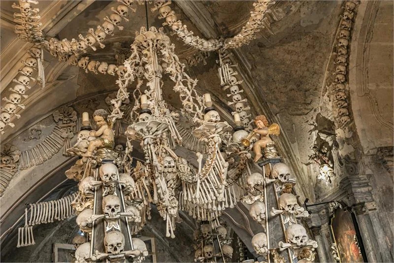 Ossuarium w Kutnej horze ze szczątkami 40–70 tys. ofiar epidemii dżumy z XIV w. oraz późniejszych wojen