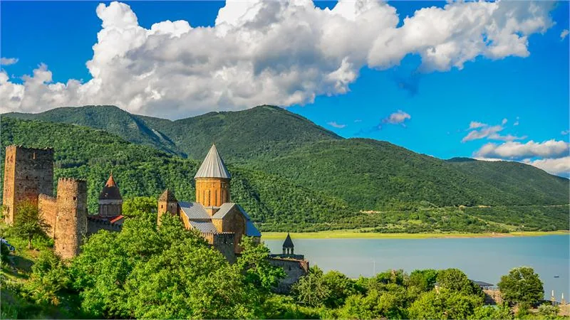 Ananuri – forteca wznosząca się nad rzeką Aragwi