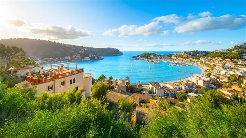 Port de Sóller z plażą d’en Repic – naturalny port usytuowany w paśmie górskim Serra de Tramuntana
