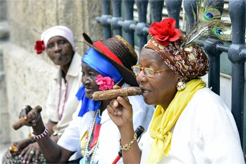 W najstarszej dzielnicy Hawany, La Habana Vieja, podziwiać można sędziwe Kubanki palące cygara