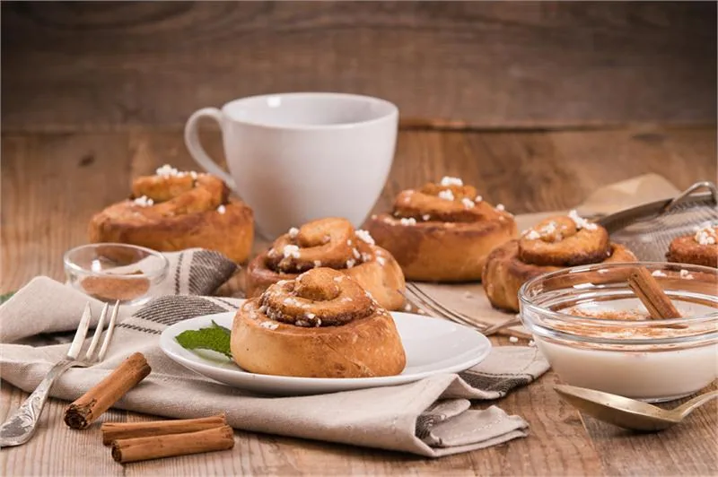 Kanelbulle, szwedzka bułka z cynamonem, z kawą