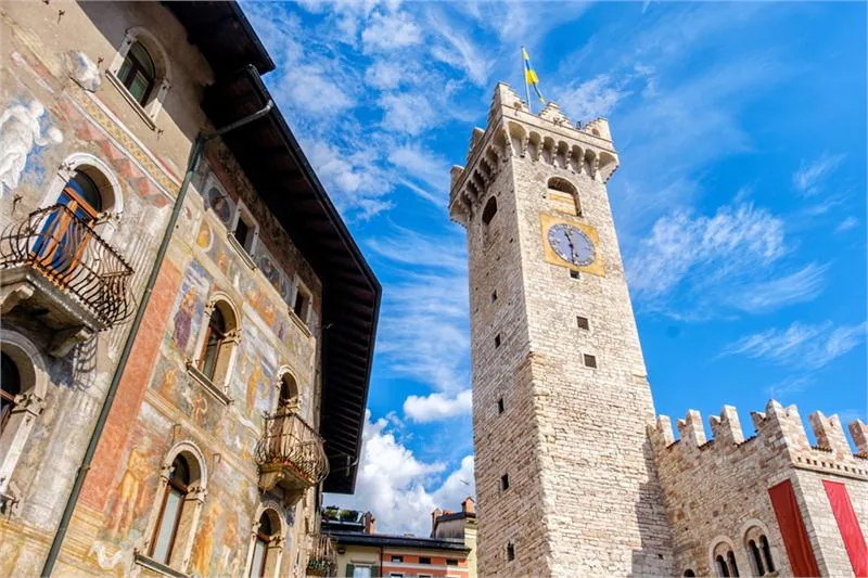 Case Cazuffi-Rella, dwa pałace z XVI w. stojące naprzeciwko torre Civica (torre di Piazza) w Trydencie