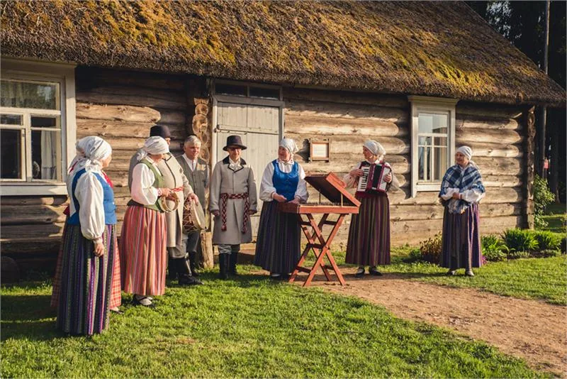 Łotewskie Muzeum Etnograficzne – skansen otwarty w 1932 r., wówczas z sześcioma drewnianymi budynkami