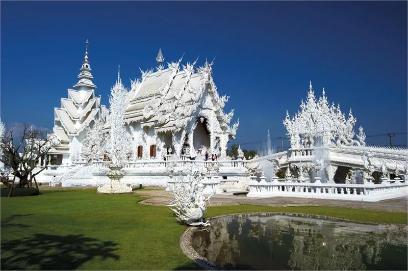 Wat Rong Khun, tzw. Biała Świątynia – jej właścicielem jest tajski artysta Chalermchai Kositpipat