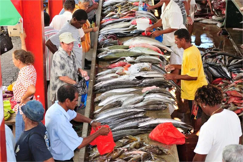 Sir Selwyn Selwyn-Clarke Market w Victorii ze świeżymi owocami, rybami, warzywami i przyprawami