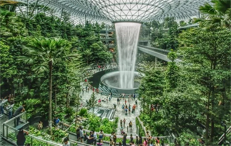 The Rain Vortex (HSBC Rain Vortex), 40-metrowy wodospad, spektakularny za dnia i oszałamiający nocą