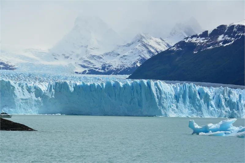 Wspaniały Perito Moreno w Parku Narodowym Lodowców zajmuje powierzchnię ok. 250 km² i ma 50 km długości
