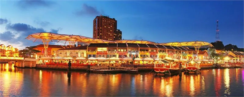 Clarke Quay, historyczne nabrzeże rzeki Singapur z mnóstwem modnych restauracji, klubów i pubów