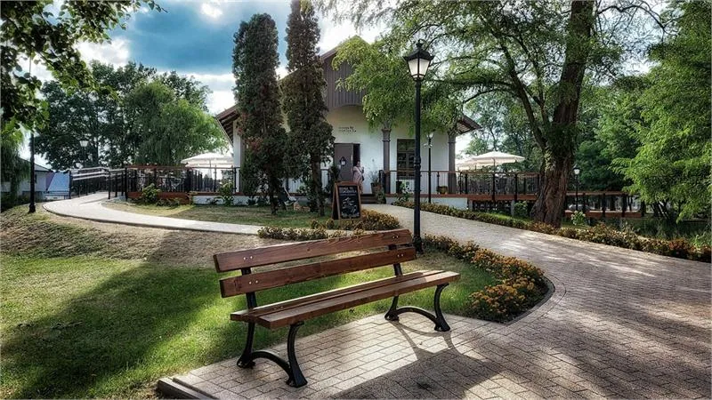 Domek Ogrodnika w Radzyminie otacza park, to fragment dawnego kompleksu pałacowoparkowego