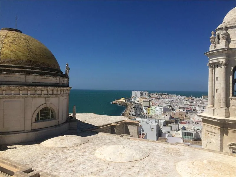 Cudowny widok z wieży katedralnej, Torre del Reloj (Torre de Poniente), na miasto i Ocean Atlantycki