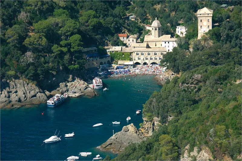 Wzniesione w X–XI stuleciu w stylu romańskim benedyktyńskie opactwo San Fruttuoso di Capodimonte