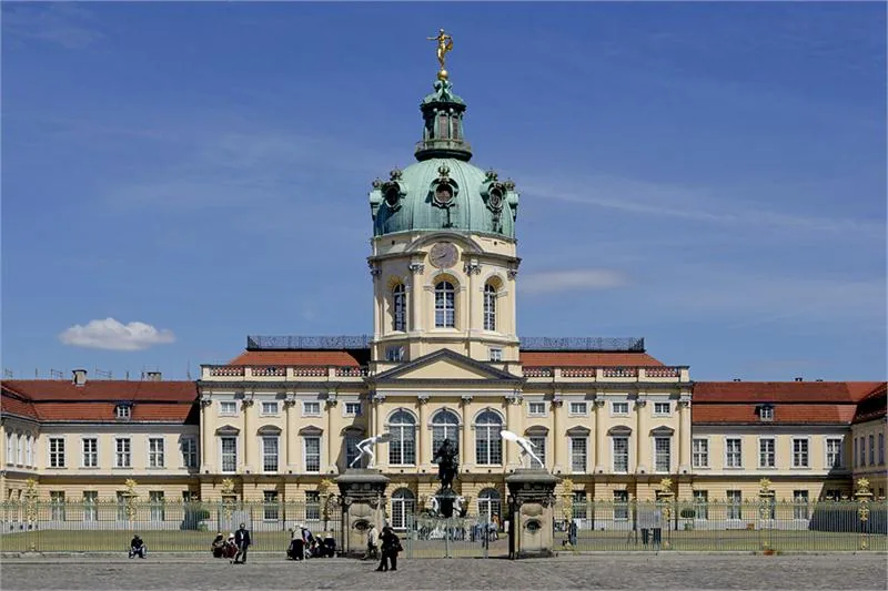 W Schloss Charlottenburg znajdowała się słynna Bursztynowa Komnata, wykonana na zamówienie Fryderyka I