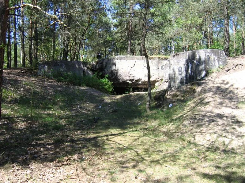 Tzw. Punkt Oporu Wiązowna z lat 1915–1944 – schron typu Regelbau 120a przy ul. dworkowej w Góraszce