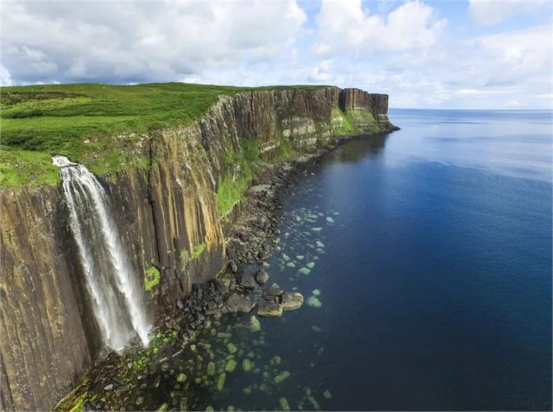 Osiągające 55 m wysokości, powstałe z diabazu klify Kilt Rock z wodospadem Mealt na wyspie Skye