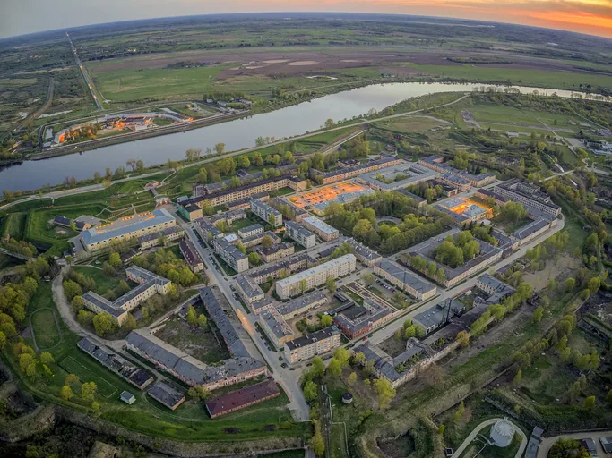 Twierdza Dyneburg nad Dźwiną powstała w miejscu wcześniejszych polskich fortyfikacji z XVII stulecia.